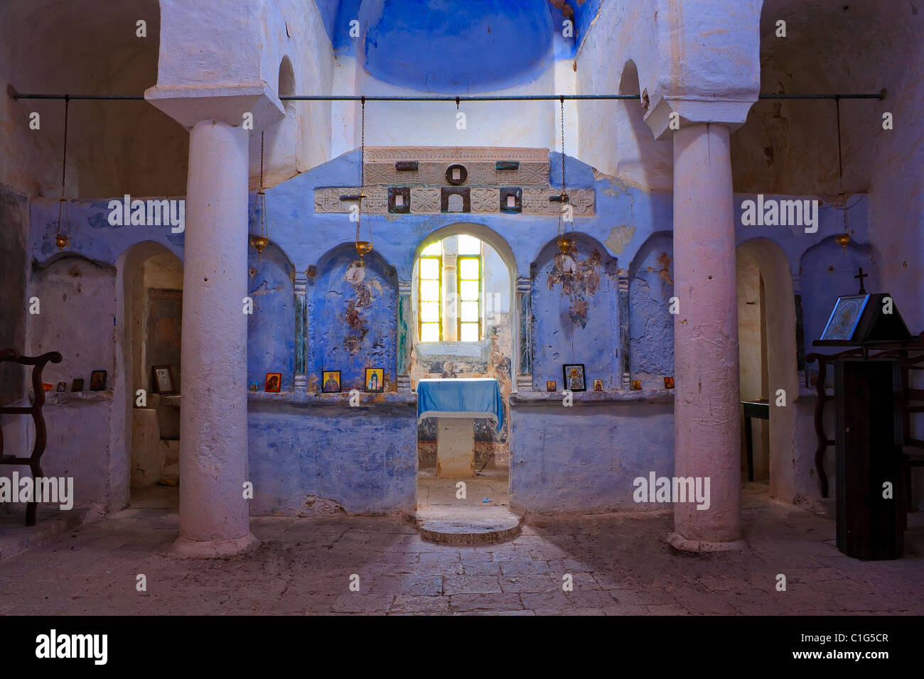 Alte verlassene Kirchenraum im Kloster in Griechenland Stockfoto