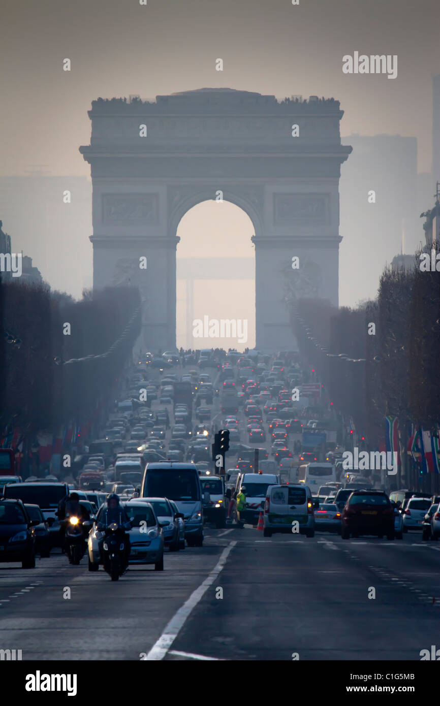Triumphal Bogen oder Arc de Triomphe und Champs-Elysées. Paris, Frankreich. Stockfoto