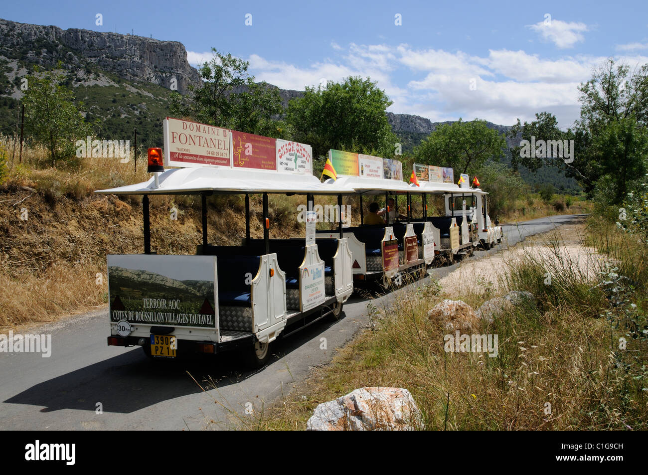 Touristische Strecke Zug bereisen den Wein erzeugenden Verdouble Tal bei Tautavel in der Region Roussillon Südfrankreich Stockfoto