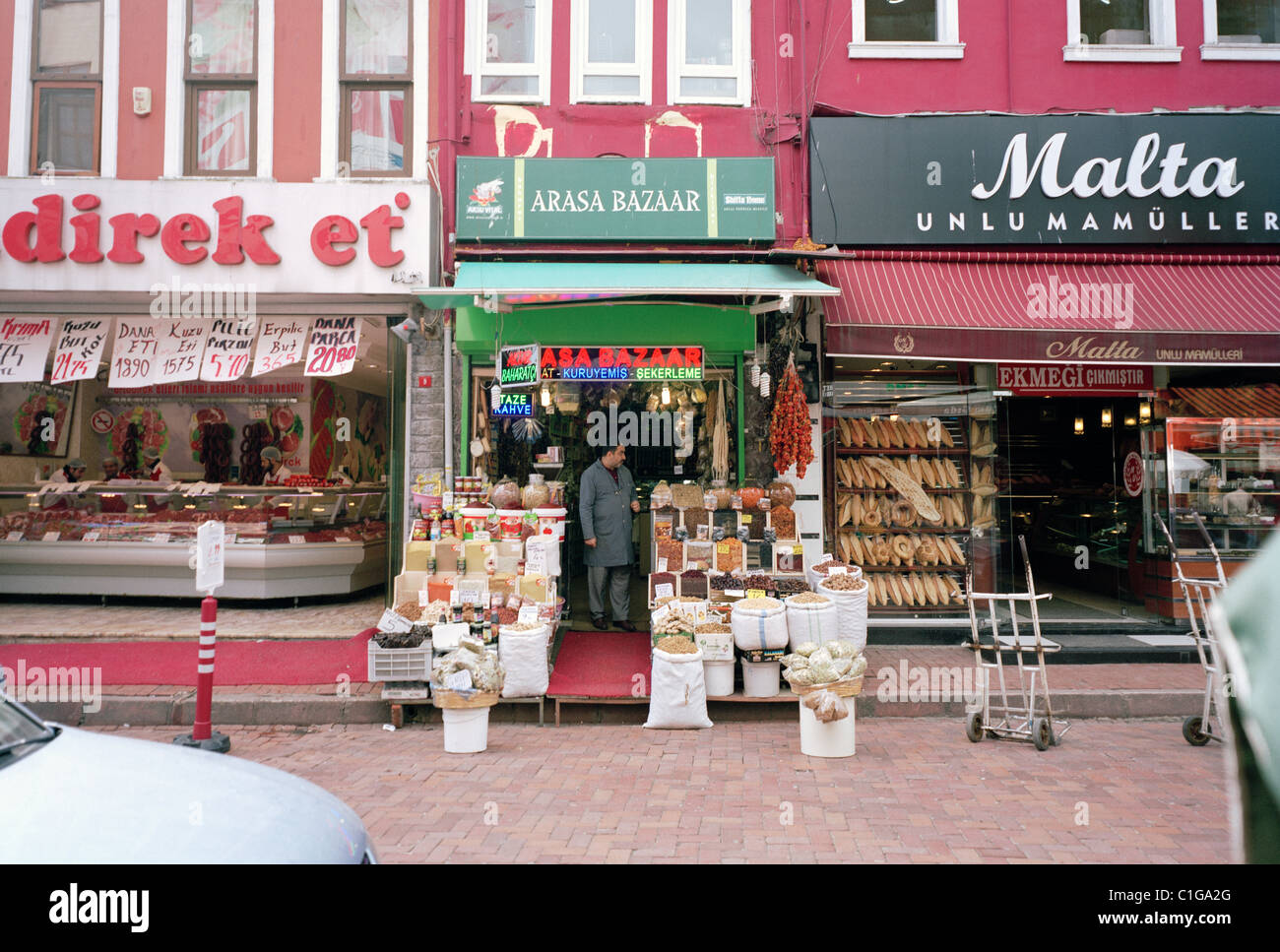 Reisen Fotografie - Urban Street Szene der Geschäfte im Stadtteil Fatih Istanbul in der Türkei im Nahen Osten Asien. Shop Essen Stockfoto