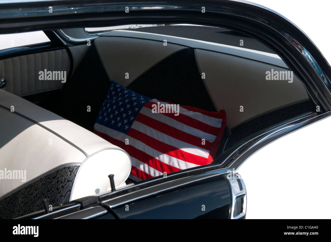 Amerikanisches Auto mit einem Stern spangled Banner Kissen auf dem Rücksitz Stockfoto