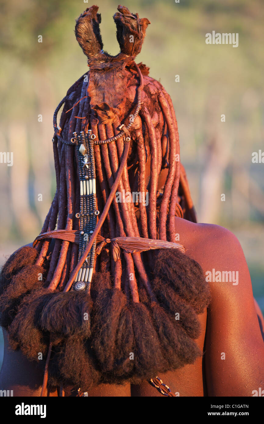 Himba-Frau mit eine geflochtene Frisur, die der Kunene-Region im Nordwesten Namibias bewohnen Stockfoto