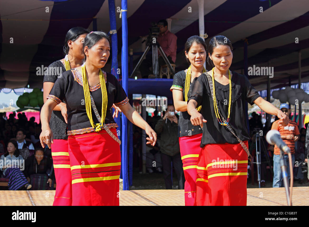 Traditionelle Ponung Tanz der Adi Stämme während Namdapha Öko-Kultur-Festival, Miao, Arunachal Pradesh, Indien Stockfoto