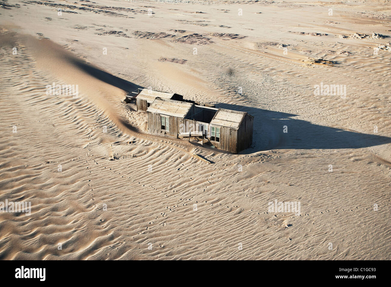 Sanddünen bedecken die Überreste von eine alte Bergbaustadt Namib-Wüste. Namib-Naukluft N.P, Namibia Stockfoto