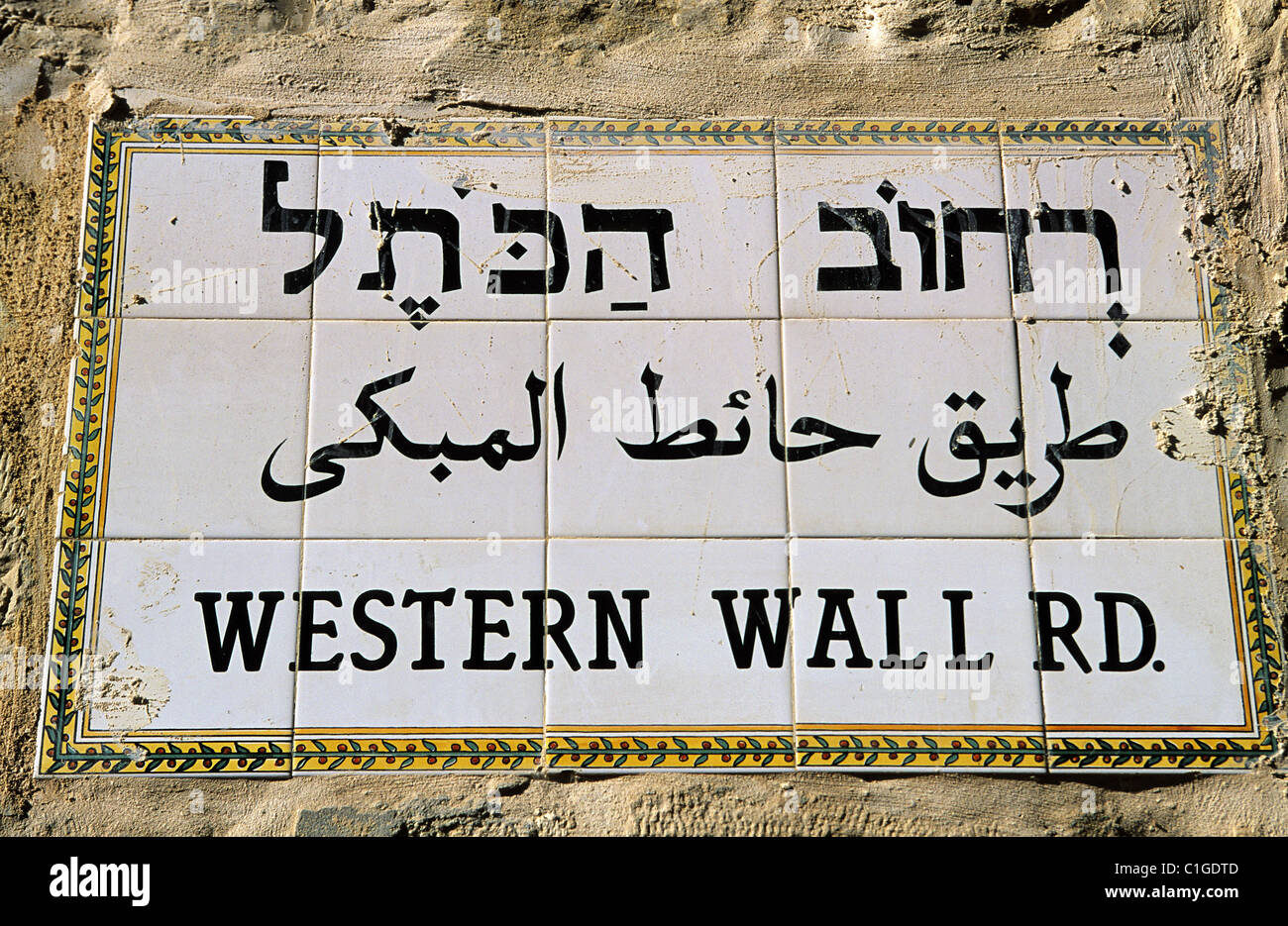 Israel, Jerusalem, heilige Stadt, ein Teller mit Straße in drei Sprachen geschrieben Stockfoto