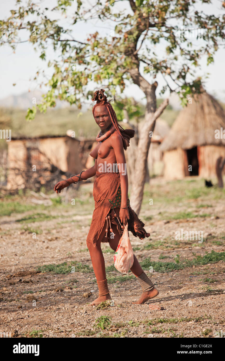 Himba-Frau in traditioneller Kleidung, die in der Kunene Region, Namibia Leben Stockfoto