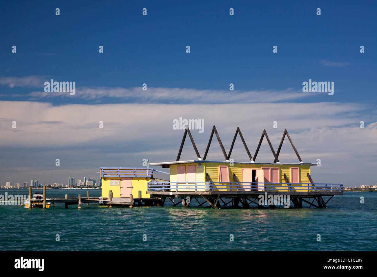 Bunte alte Stelzenhaus in der Biscayne Bay, Blick auf die Miami Skyline im Hintergrund niedrigen Wolken unter blauen Himmel, kopieren Raum Stockfoto