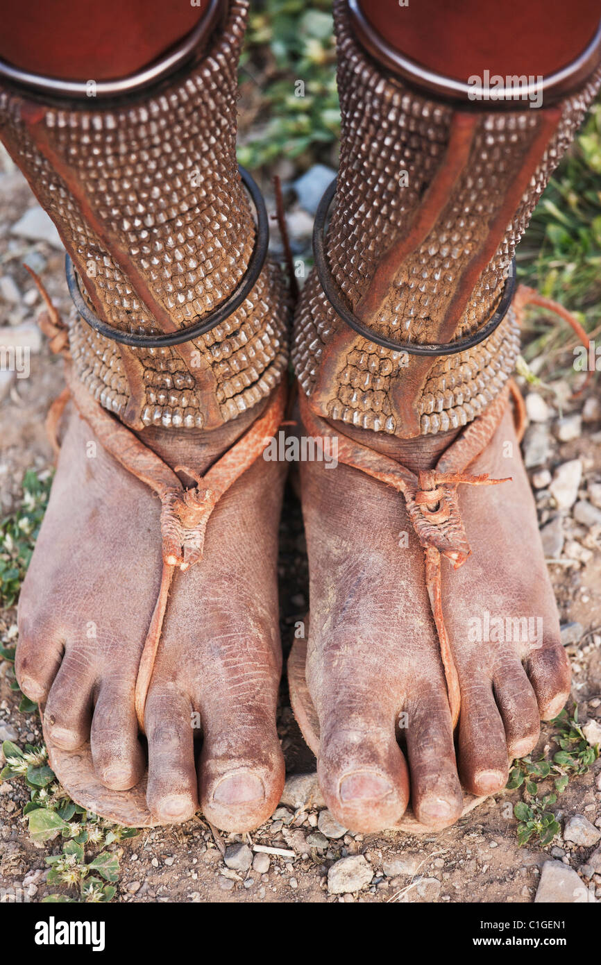 Sandalen von Himba-Frau in traditioneller Kleidung getragen, die in der Kunene Region, Namibia Leben Stockfoto