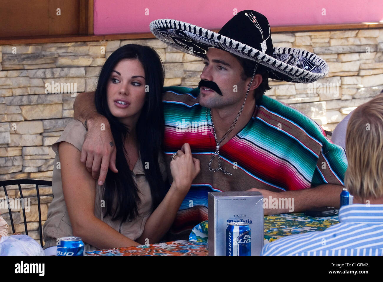 Jayde Nicole und Brody Jenner Dreharbeiten Szenen für "The Hills" drückt Taco-Restaurant. Brody trug einen Sombrero. Westen Stockfoto