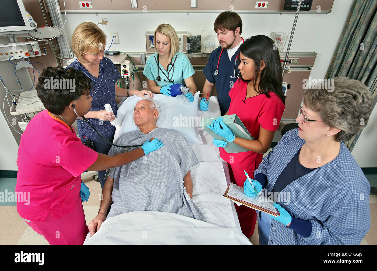 Medizinische Gesundheitswesen Foto zeigt schnelle Reaktion Krankenschwestern arbeiten am Patienten. Stockfoto