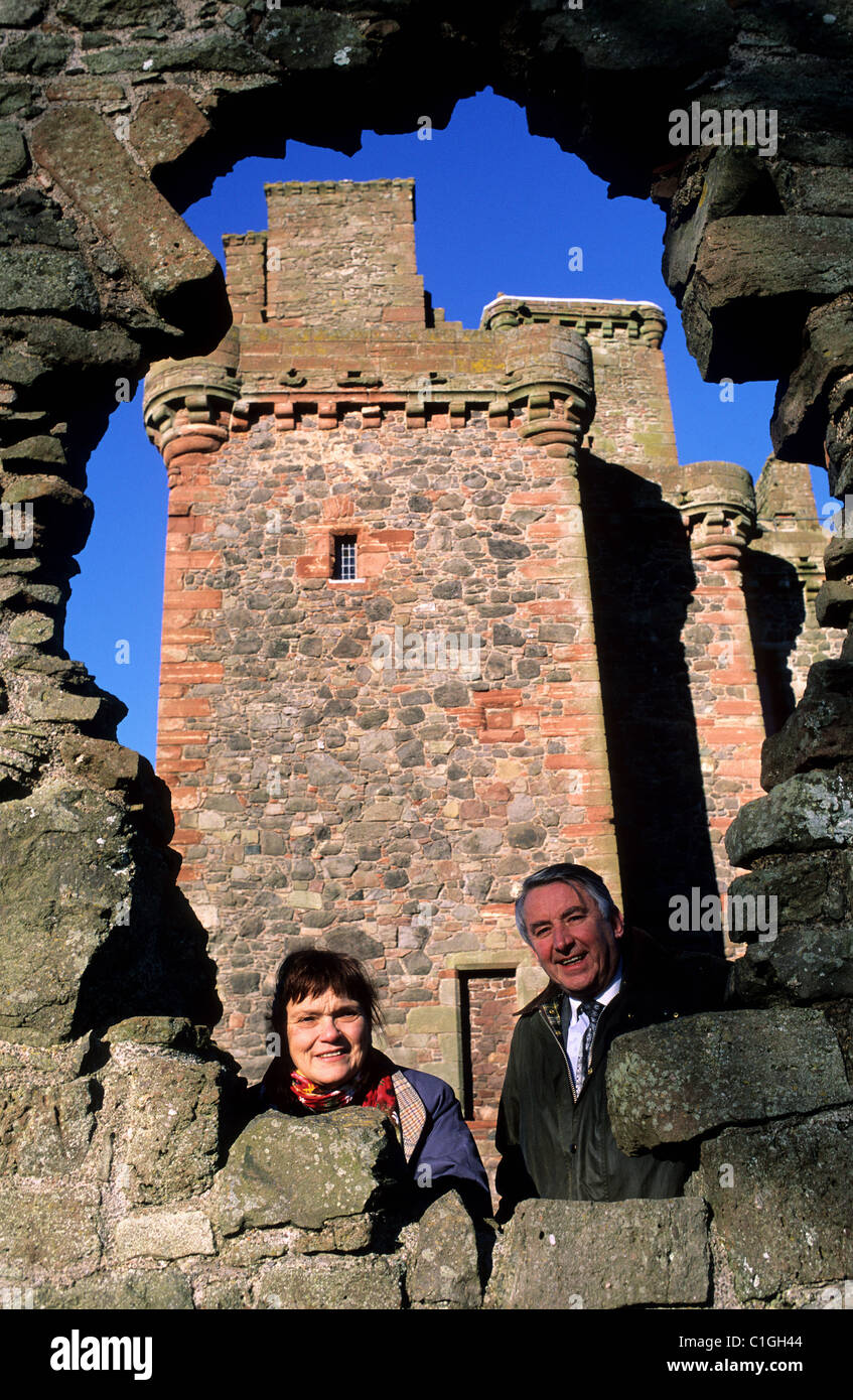 Großbritannien, Schottland, Perthshire und Kinross, Porträt von Sir David Steel und seine Frau Judith vor Balvaird Schloss Stockfoto