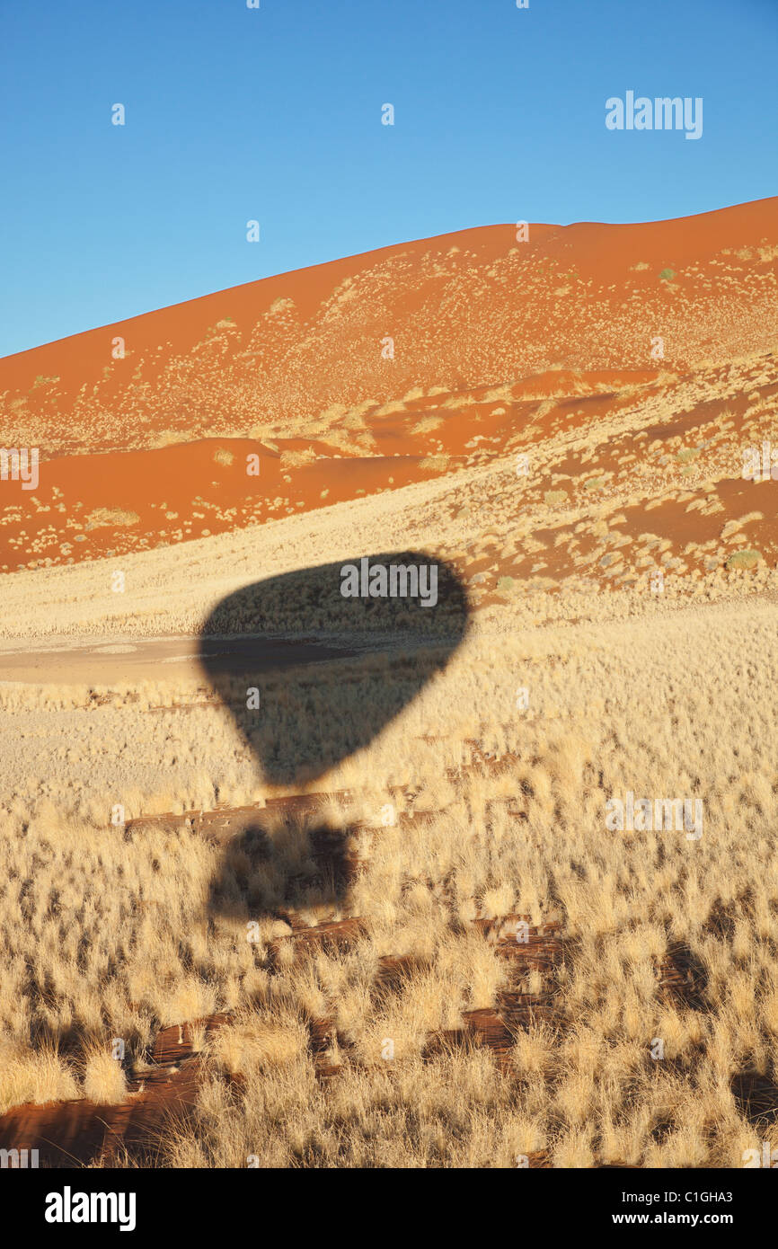 Schatten der Heißluft-Ballon über die Namib Wüste. Namib-Naukluft Park, Namibia Stockfoto