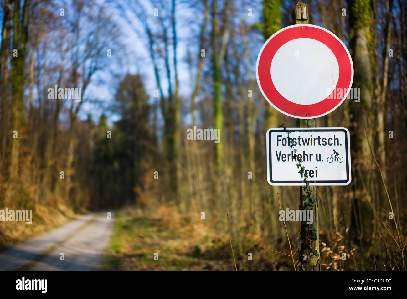 Eingeschränkten Zugang zu unterzeichnen, in einem Wald in der Nähe von Karlsruhe Deutschland Stockfoto