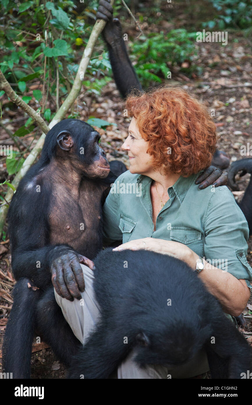 Claudine André mit Bonobos. Gründer des Heiligtums Lola Ya Bonobo-Schimpansen demokratische Republik Kongo Stockfoto