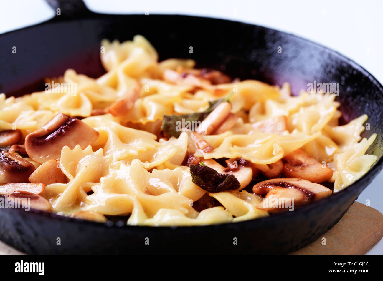 Bow-Tie Nudeln rühren gebraten mit Pilzen Stockfoto