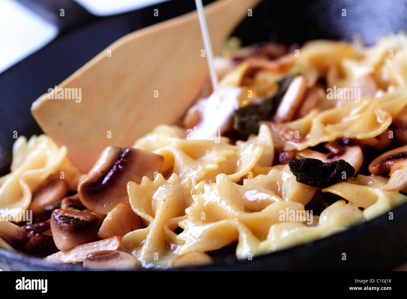 Vorbereitung eine Schüssel mit Farfalle Nudeln mit Pilzen Stockfoto