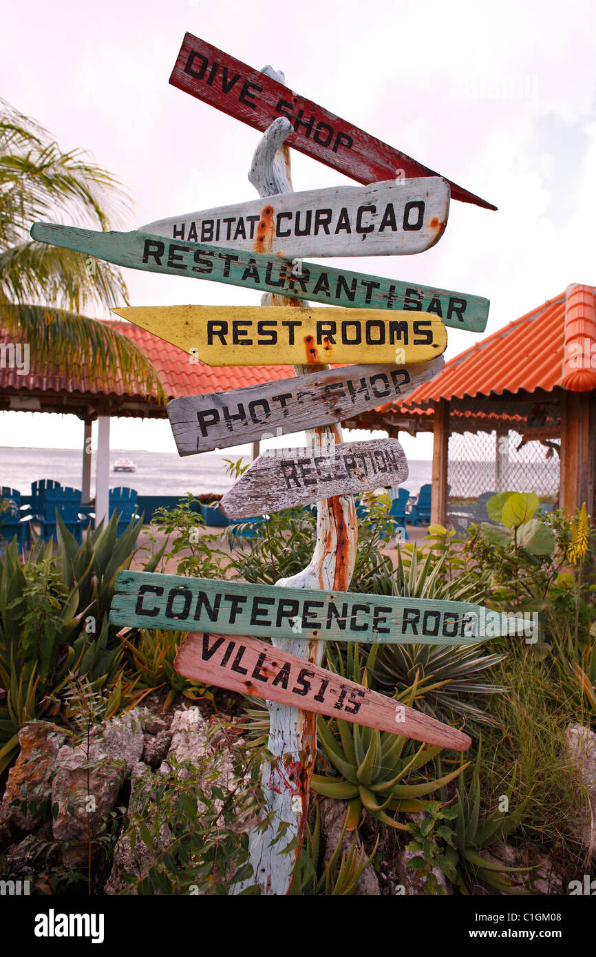 Sign post bei Captain Don Habitat in Bonaire, Niederländische Antillen. Stockfoto