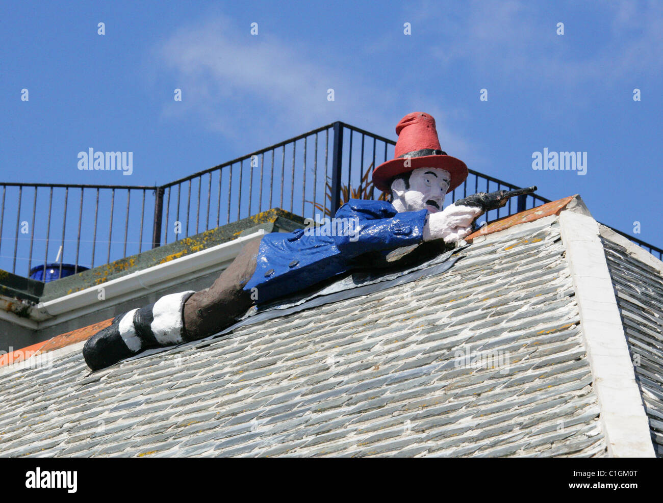 Abbildung von einem bewaffneten Schmuggler auf dem Dach des Admiral Benbow Public House, Penzance, Cornwall. Stockfoto