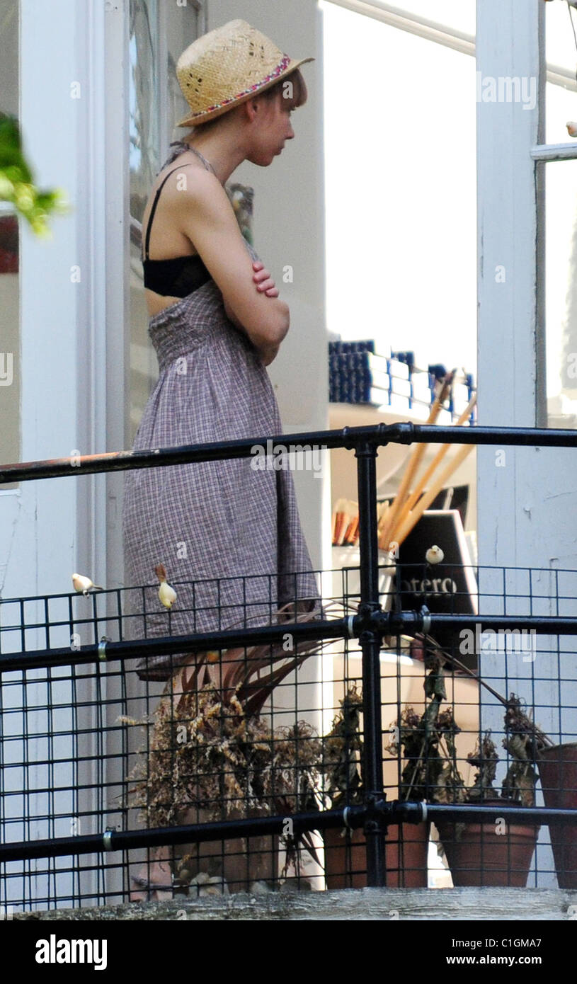 Ekaterina Ivanova entspannt auf dem Balkon zu Hause Ronnie Wood vor dem Haus, London, England - 29.05.09 Jagd Zibi / Stockfoto