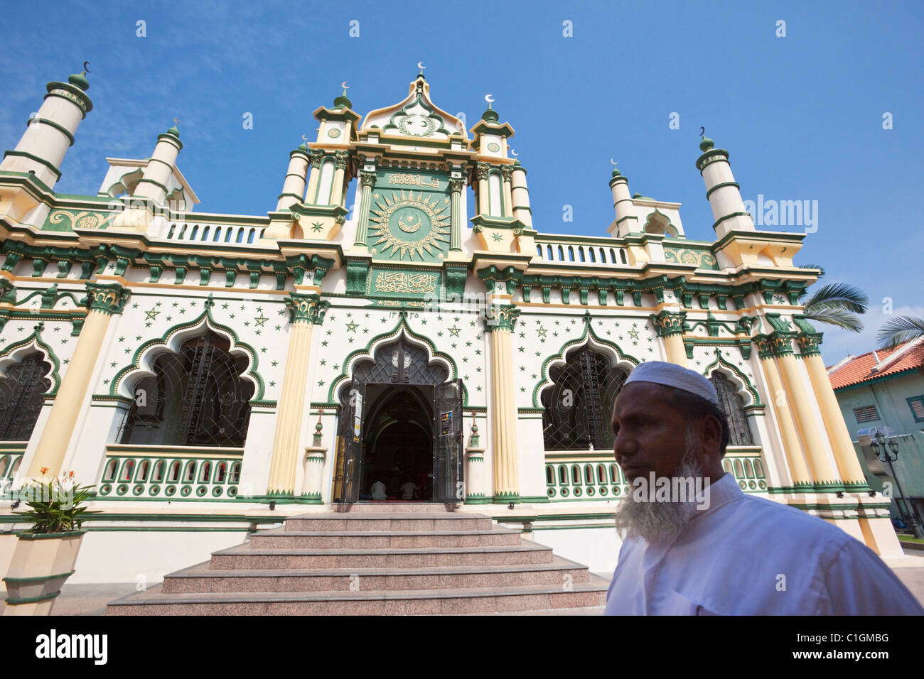 Muslimischen Mann und islamischer Architektur der Abdul Gaffoor Moschee.  Little India, Singapur Stockfoto