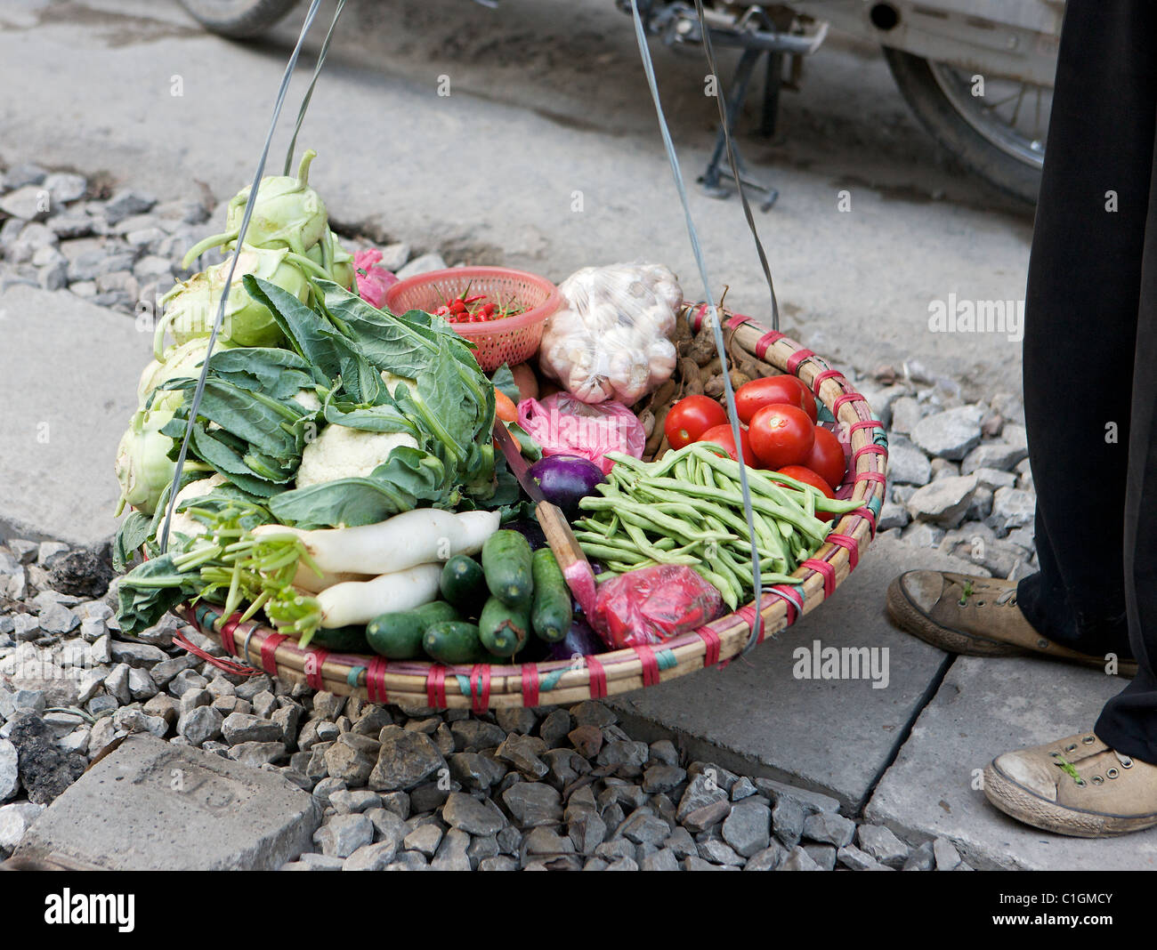 Joch-Korb mit frischem Gemüse, Hanoi, Vietnam Stockfoto