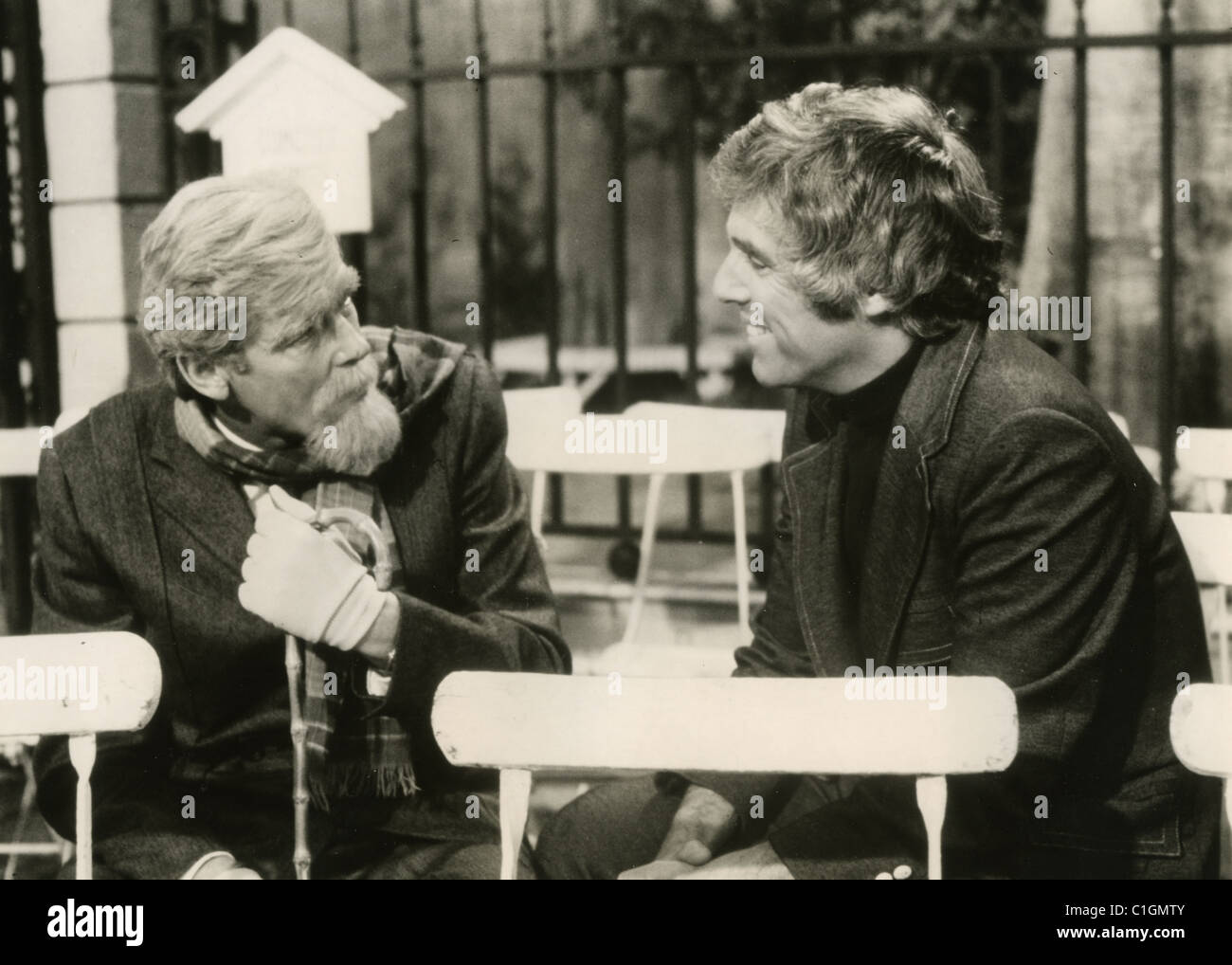 BURT BACHARACH auf der rechten Seite hat Roger Moore als Gast auf seiner britischen TV-Show ca. 1973 Stockfoto