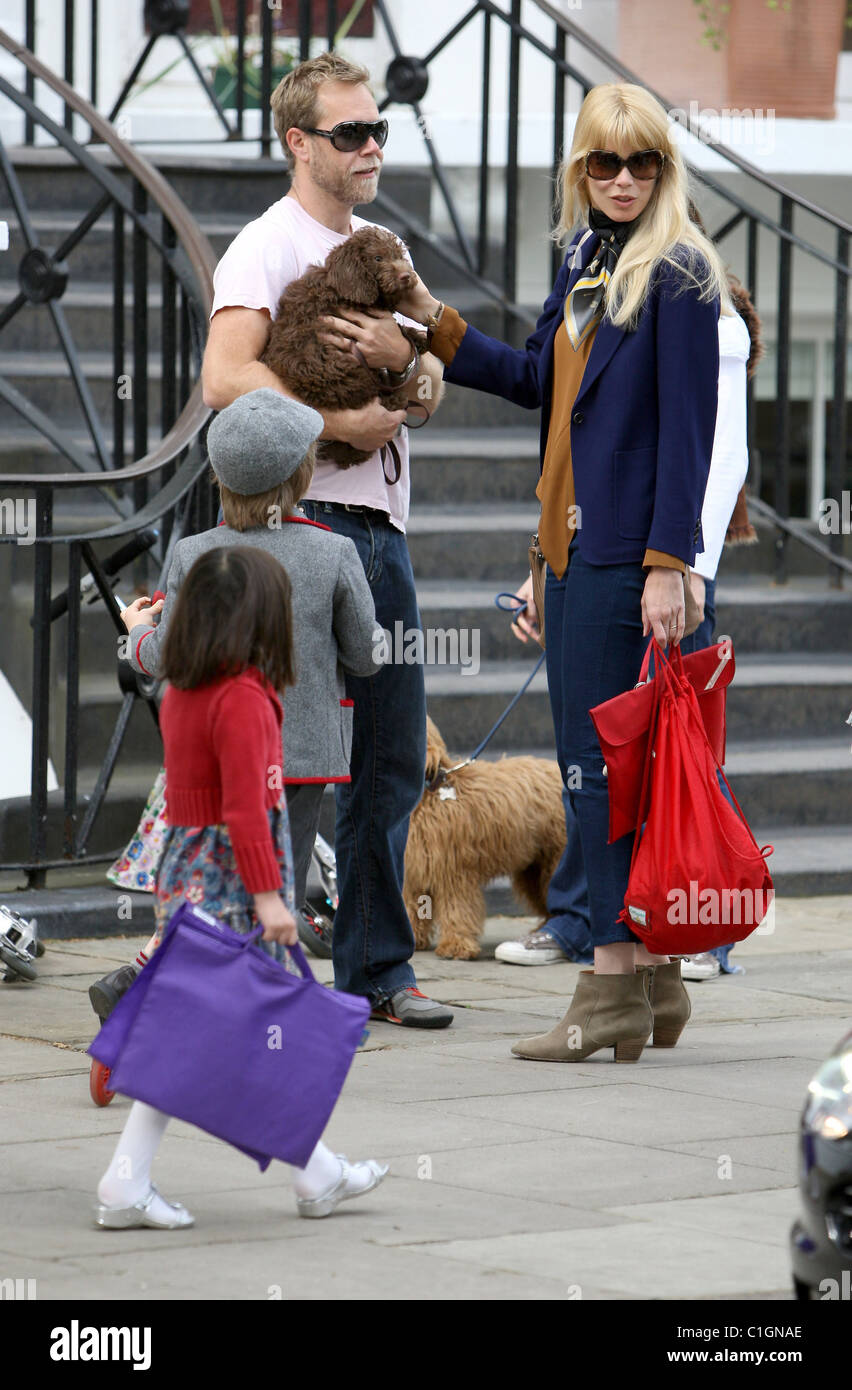 Claudia Schiffer trifft einen Freund und sein Hund beim Abwurf ihr Sohn  Casper an der Schule in London, England - 20.05.09 Stockfotografie - Alamy