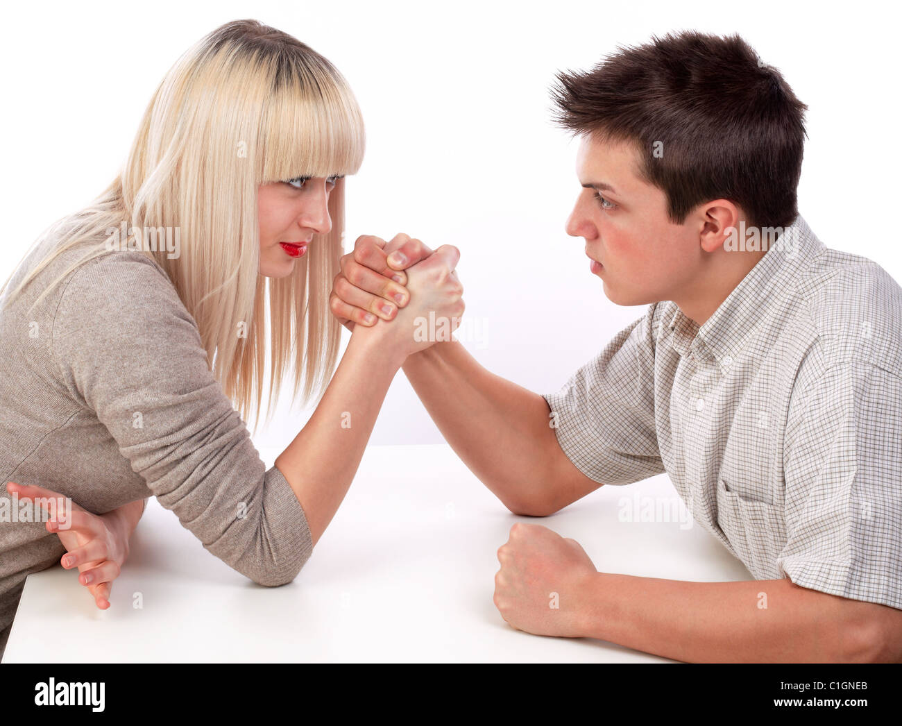 Junge Frau und Mann kämpfen gemeinsam in skandenberg Stockfoto