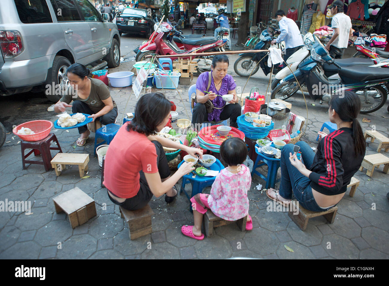 Abendessen serviert auf einer mobilen Küche auf den Straßen von Hanoi, Vietnam Stockfoto