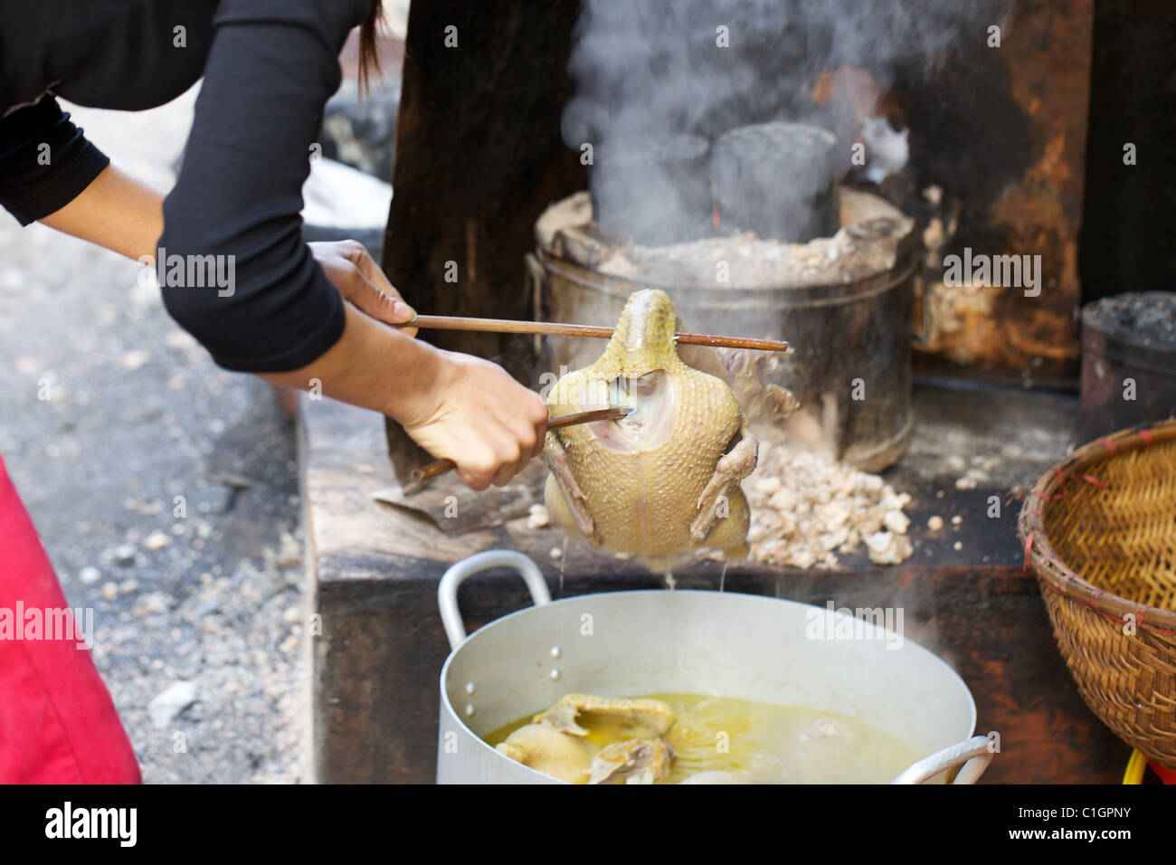Eine gekochte Ente ergibt sich aus dem Topf in eine Straßenküche, Hanoi, Vietnam Stockfoto
