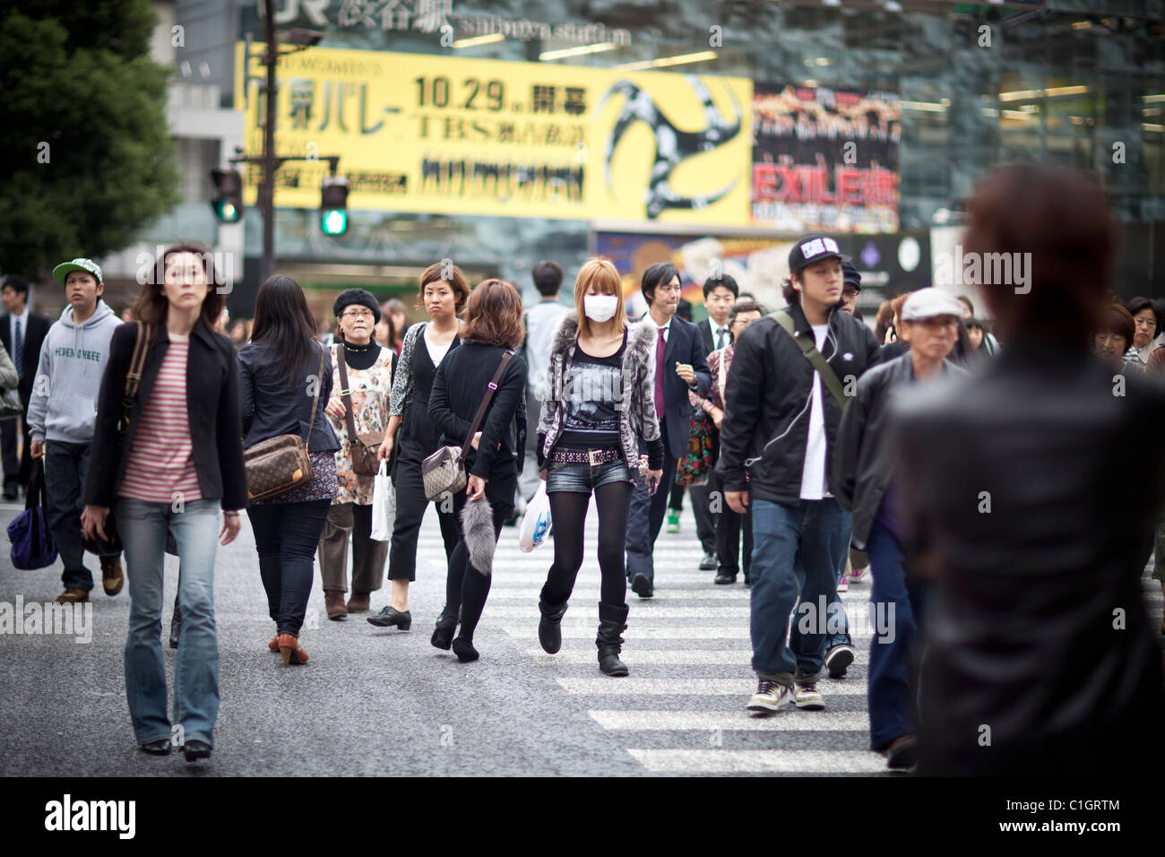 Fußgänger überqueren die verkehrsreichsten Kreuzungen in Shibuya, Tokyo, Japan. Stockfoto