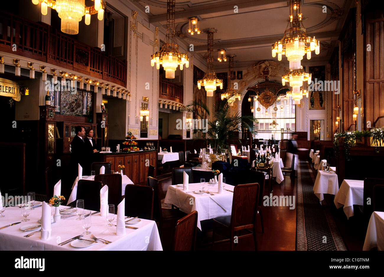 Stare Mesto, Tschechien Prag Bezirk verziert das Gemeindehaus (Jugendstil 1905-1911) das französische restaurant Stockfoto