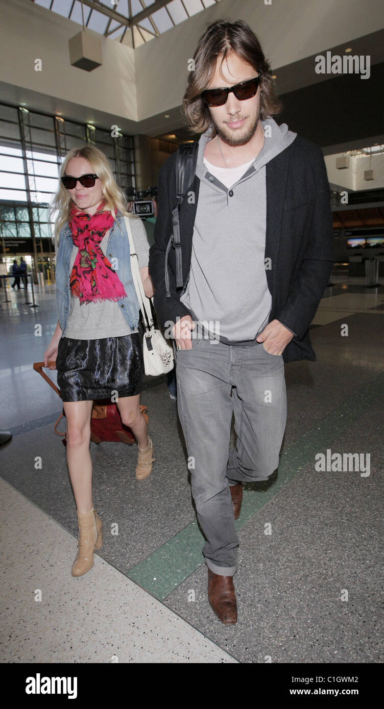 Kate Bosworth und ihr Freund James Rousseau Ankunft am LAX Flughafen, auf einem BA-Flug nach London fahren. Los Angeles, Stockfoto