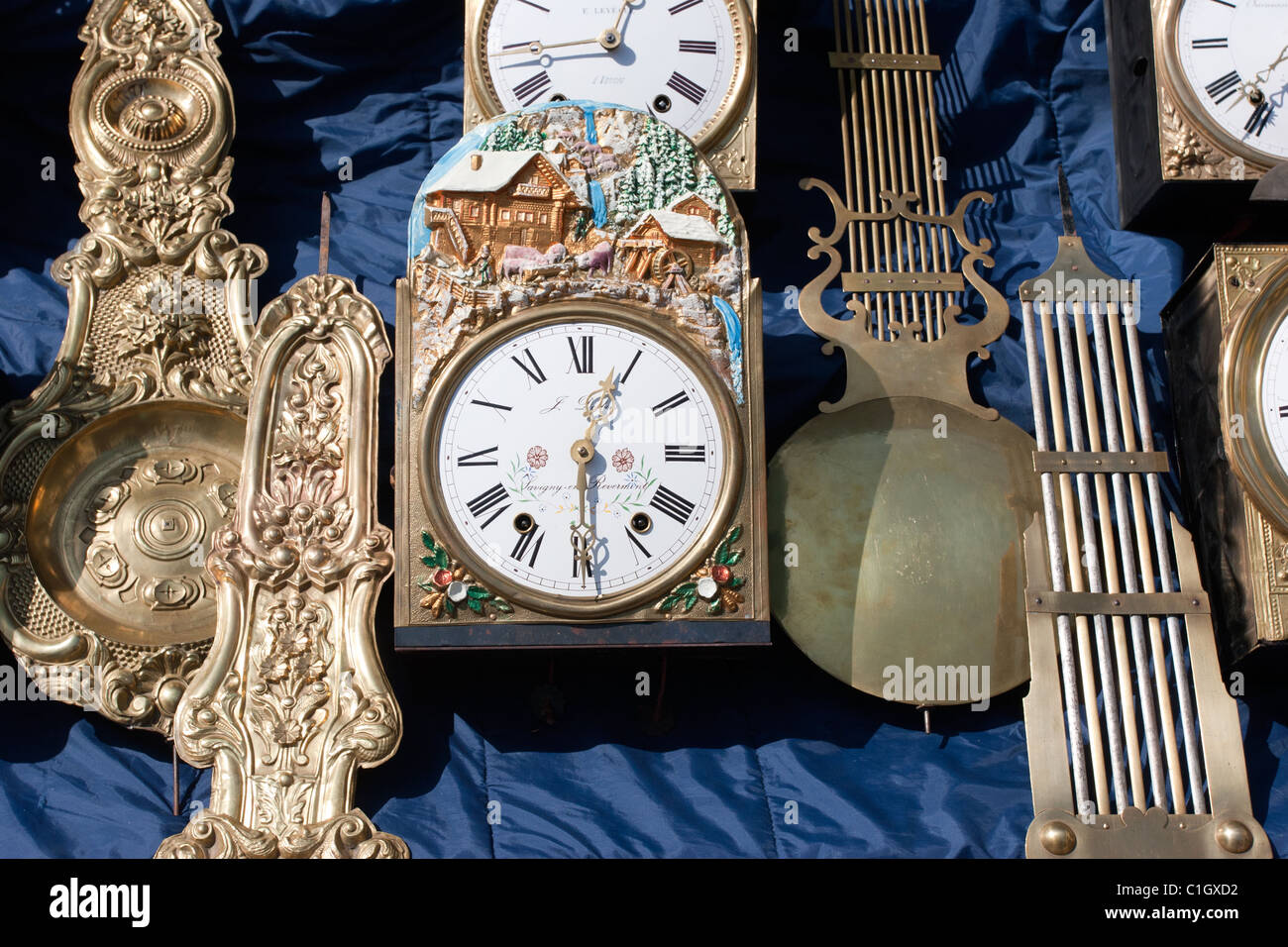 Antike Wand Uhren zum Verkauf auf einem Flohmarkt-stall Stockfoto