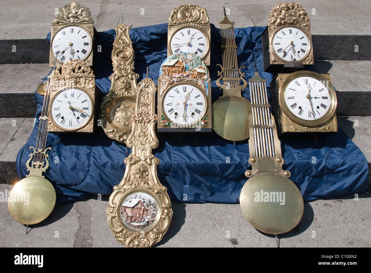 Antike Wand Uhren zum Verkauf auf einem Flohmarkt-stall Stockfoto