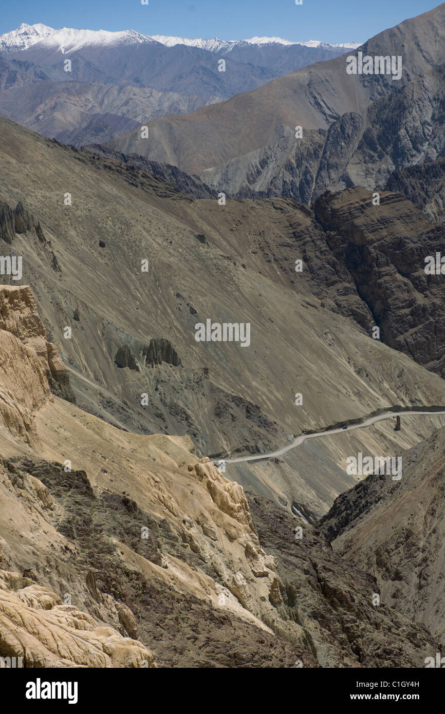 Die neue Landstraße von Srinagar-Leh Landstraße Schnitt durch die bergige Landschaft, Gästehaus, (Ladakh) Jammu & Kaschmir, Indien Stockfoto