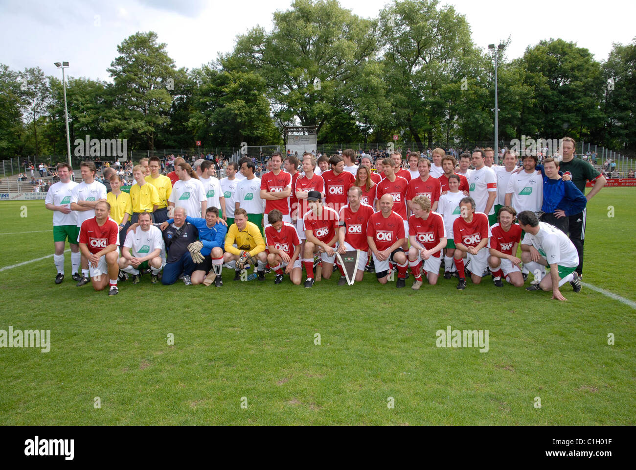 Mannschaften Fußball Benefizspiel SC Victoria Hamburg Stadium zwischen FC St. Pauli Allstars vs. Placebo Kickers zugunsten von Kindern Stockfoto