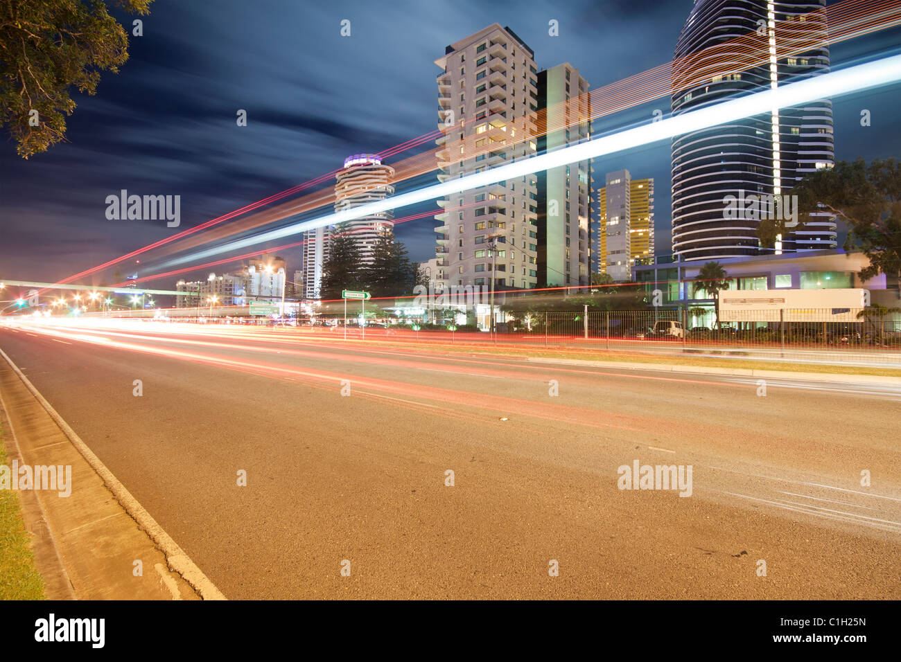 Lichtspuren über moderne Stadt in der Nacht (Broadbeach, Gold Coast, Queensland, Australien) Stockfoto