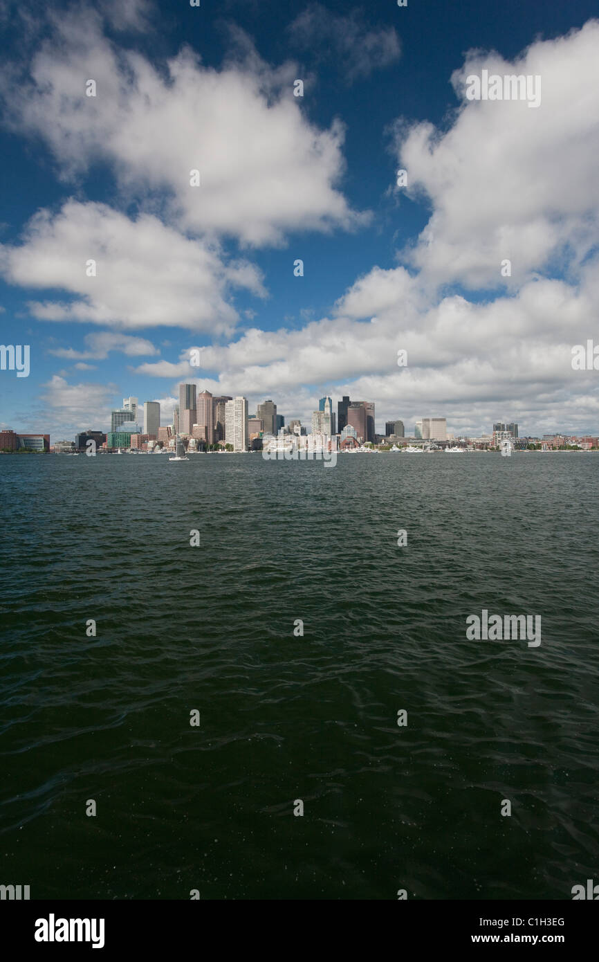 Bucht mit Skyline der Stadt im Hintergrund, Boston, Suffolk County, Massachusetts, USA Stockfoto