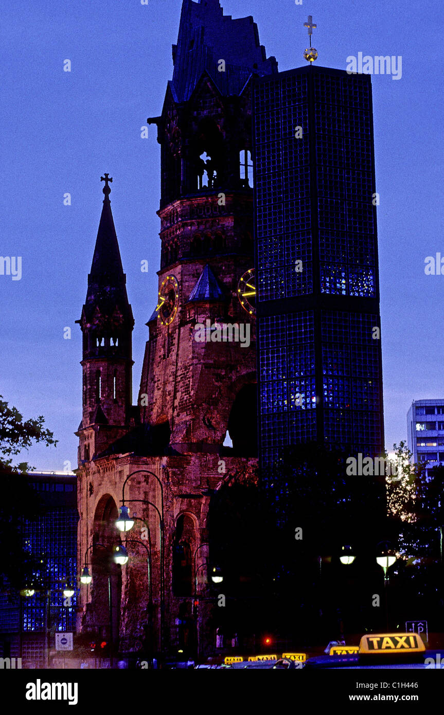 Deutschland Berlin Kayser Wilhem Gedachniskirche (Gedächtnis-Kirche) erbaut im Jahre 1895 & während des zweiten Weltkrieges bombardiert nun eine Krieg-Katastrophe Stockfoto