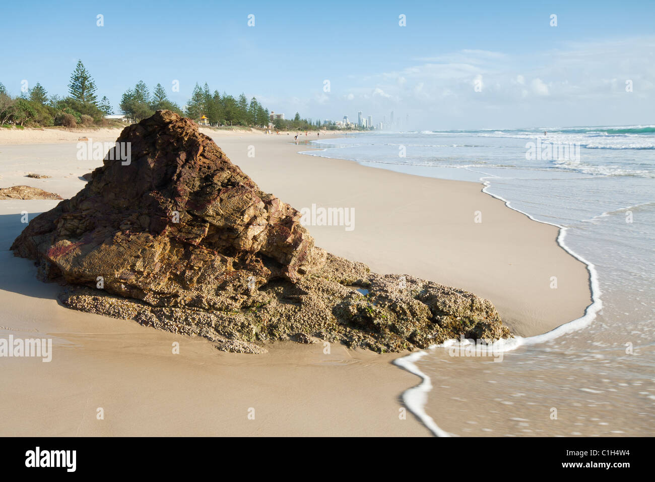 Australische Seelandschaft mit großen Felsen im Vordergrund (Miami Beach, Qld, Australien) Stockfoto