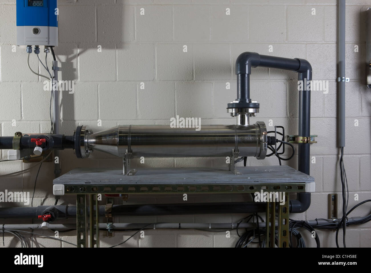 UV-Licht-Behandlung-Maschine in einer Wasseraufbereitungsanlage Stockfoto