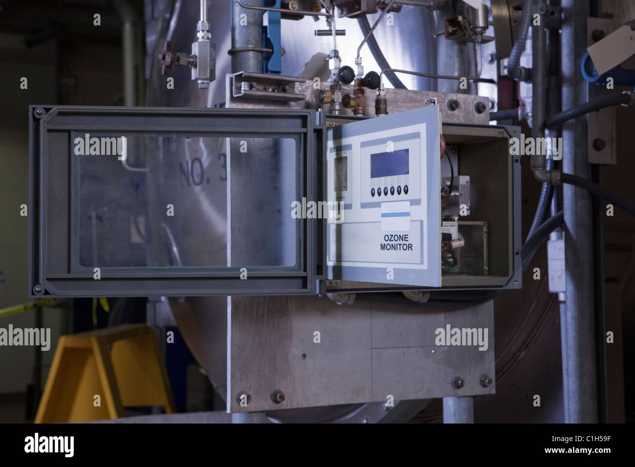 Überwachung der Maschine in einer Wasseraufbereitungsanlage Ozon Stockfoto