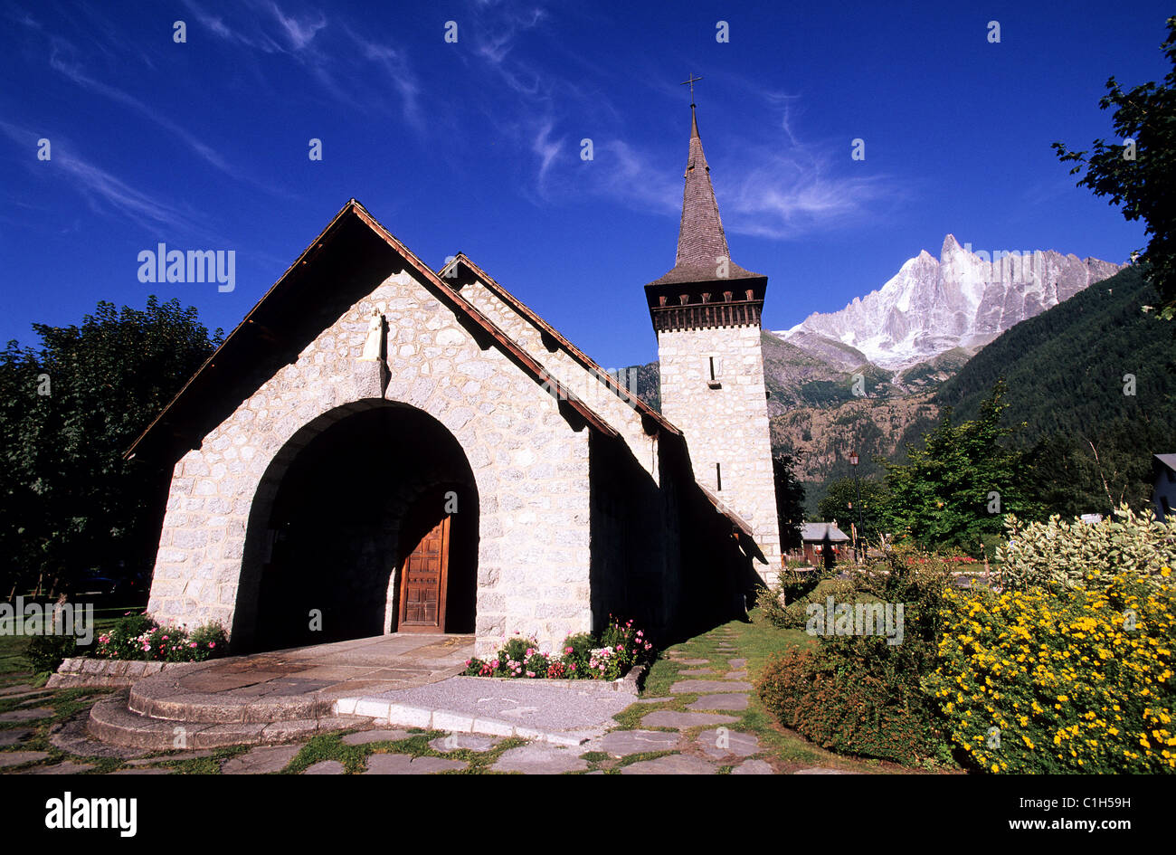 Frankreich, Haute Savoie, Mont Blanc Land, Les Praz, Kapelle und die Aiguille du Dru im Hintergrund Stockfoto