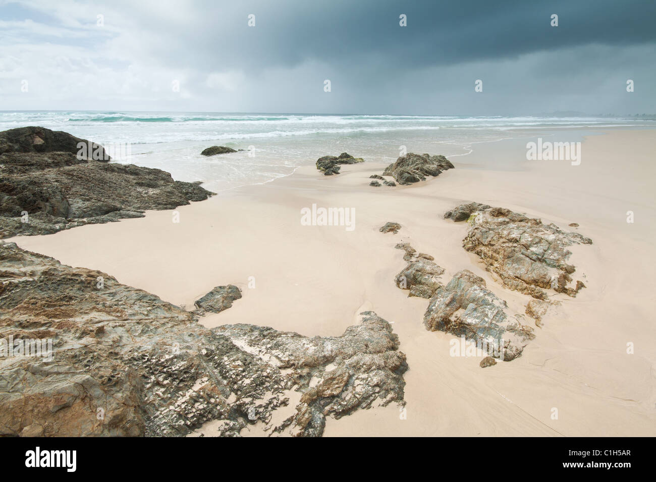 Bewölktem Himmel über schönen Strand während des Tages (Currumbin Beach, Gold Coast, Queensland, Australien) Stockfoto