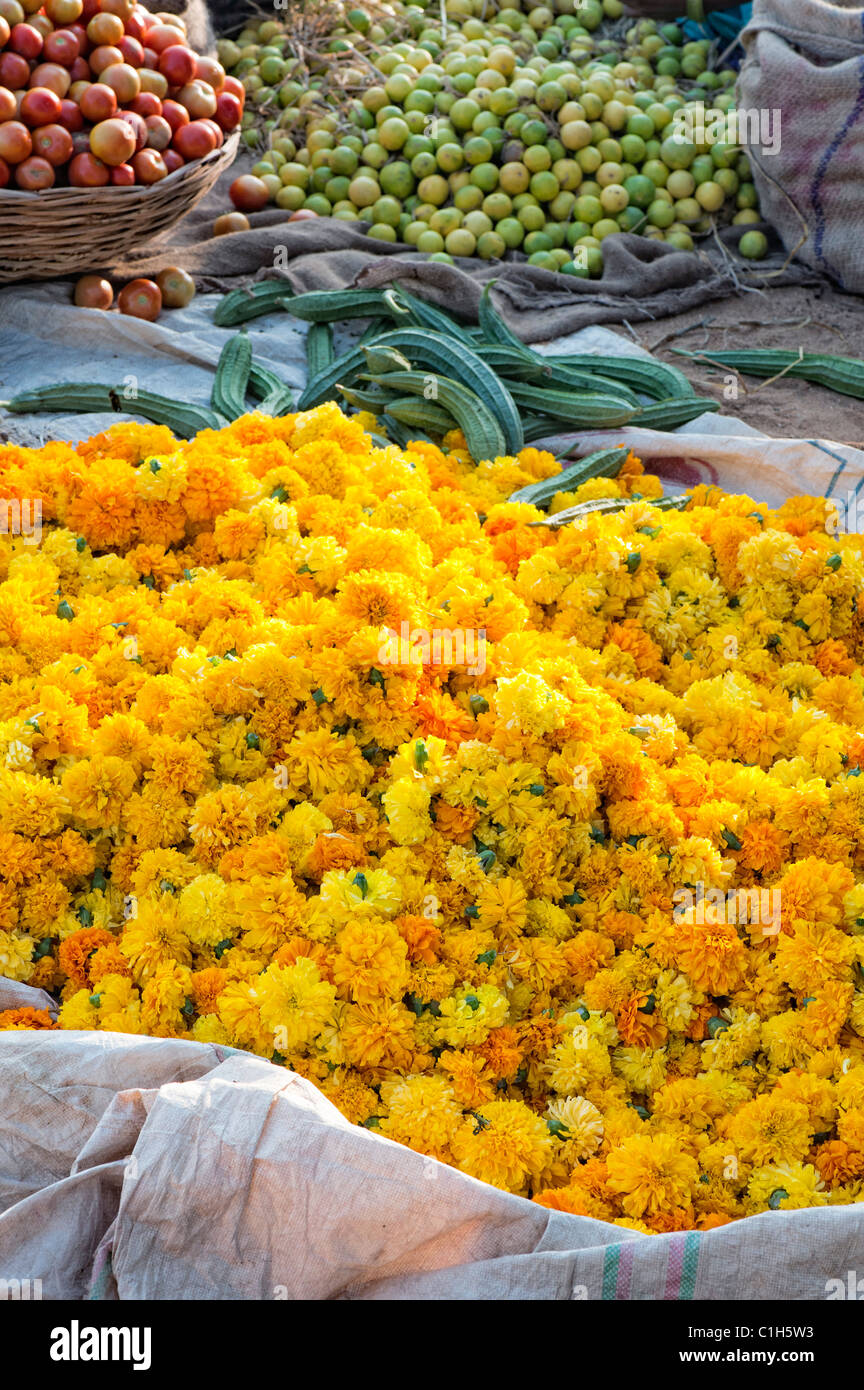 Ringelblume Blumen für die Girlanden an einem indischen Straße Gemüsemarkt. Andhra Pradesh, Indien Stockfoto