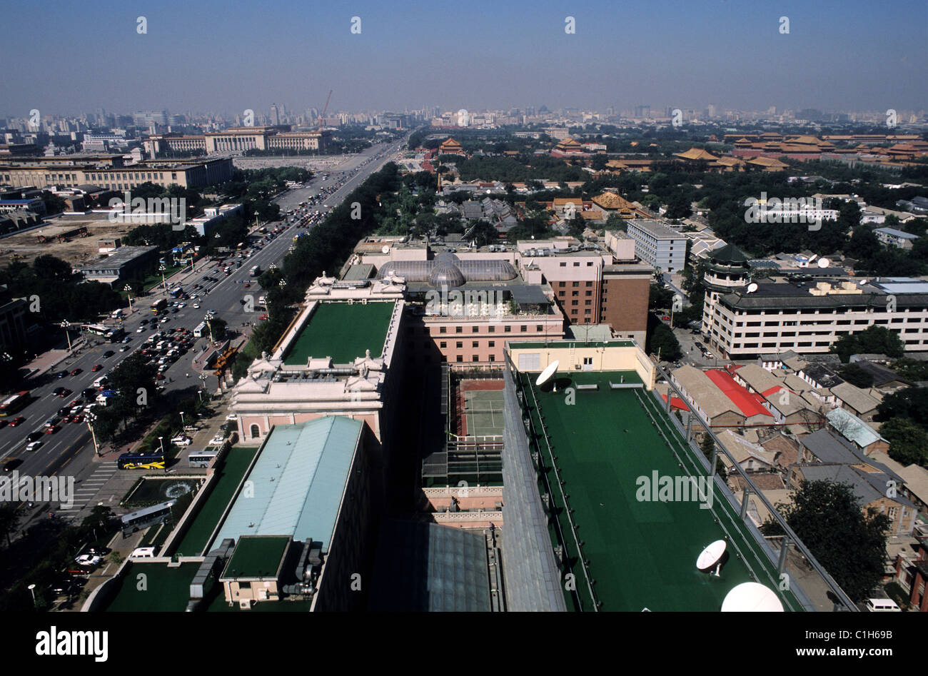 China, Peking, Blick auf Innenstadt und dem Tien einen Platz von Roff des Beijing Hotels (mehr größte Hotel von Peking) Stockfoto