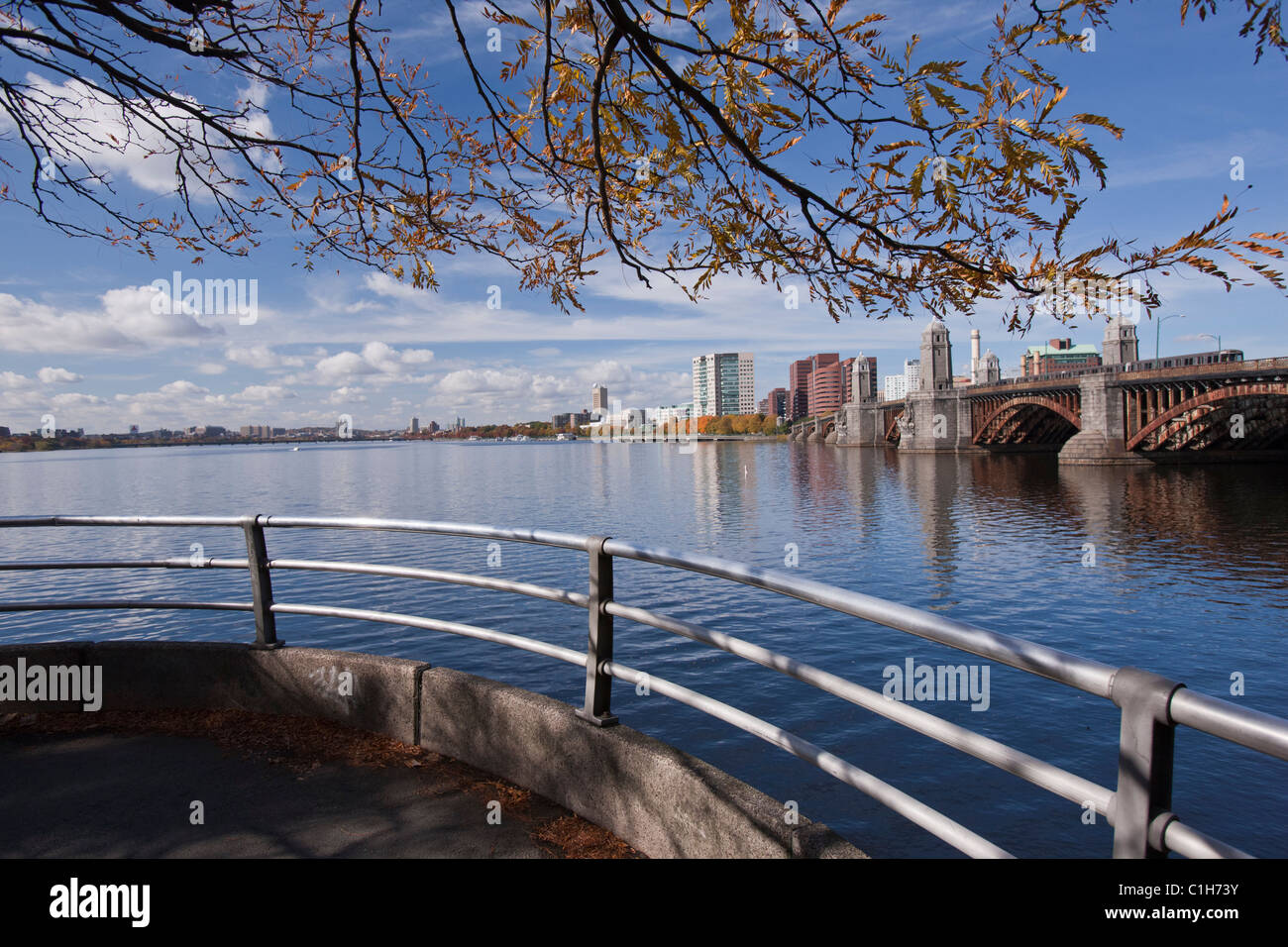 Steg mit einer Stadt im Hintergrund, Harvard Bridge, Charles River, Boston, Massachusetts, USA Stockfoto