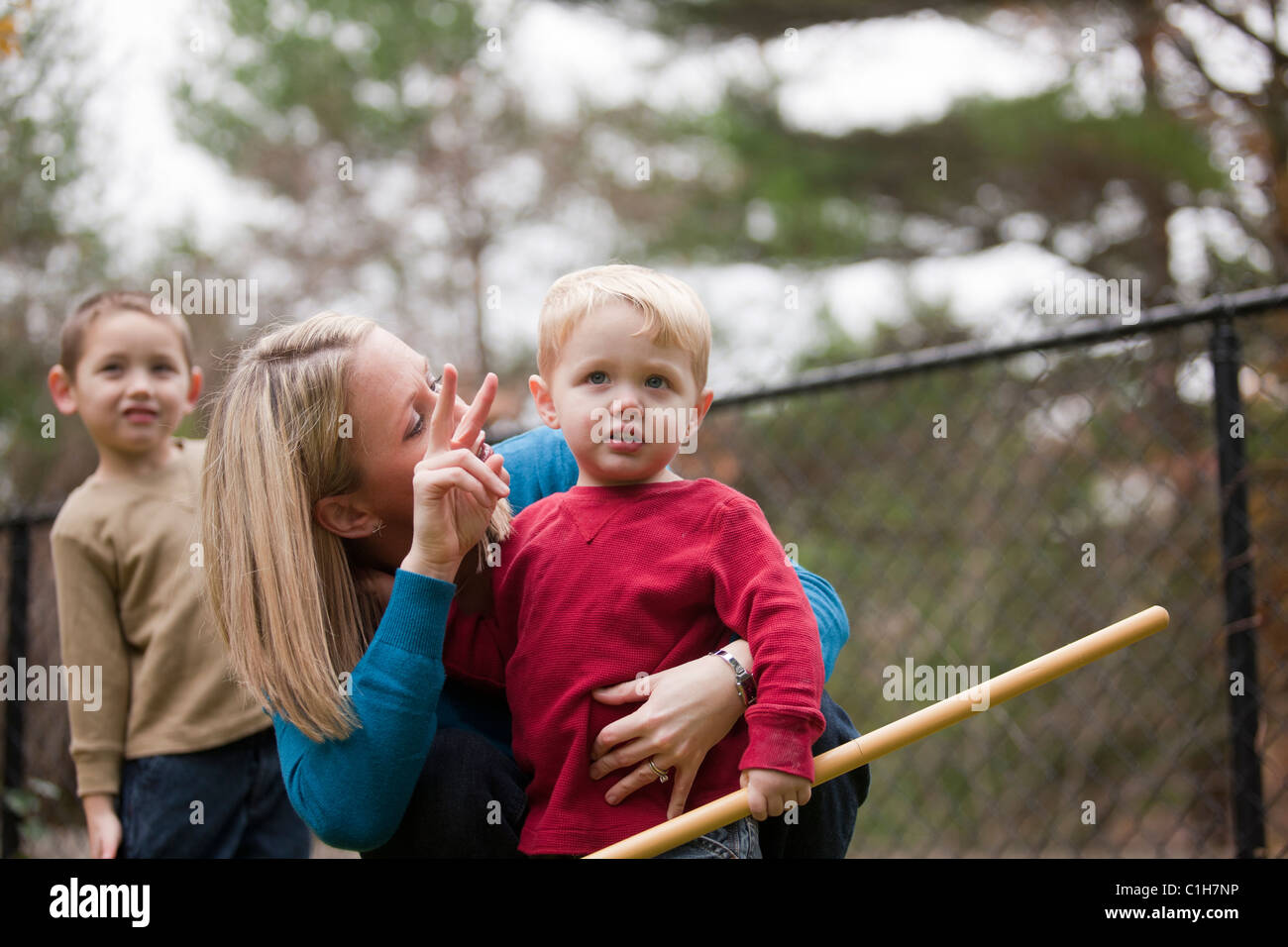 Frau Unterzeichnung das Wort Look"" bei der Kommunikation mit ihrem Sohn in amerikanischer Gebärdensprache Stockfoto
