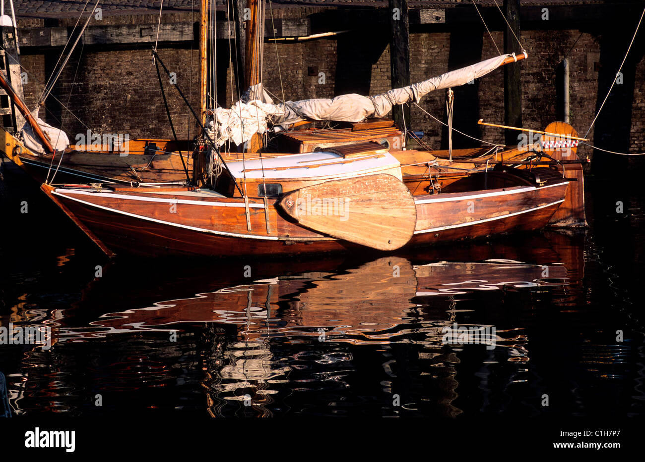 Niederlande, Zeeland Provinz, Veere, Dutch Barge in Wäldern Stockfoto